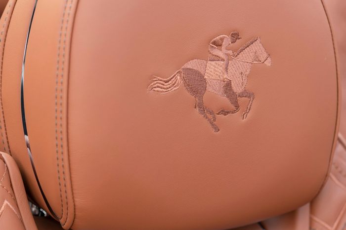 Hai năm sau, hãng tiếp tục giới thiệu chiếc Bentley Continental GTC Equestrian Edition độc bản, vốn được lấy cảm hứng từ trường đua Cheltenham Racecourse tại Anh.
