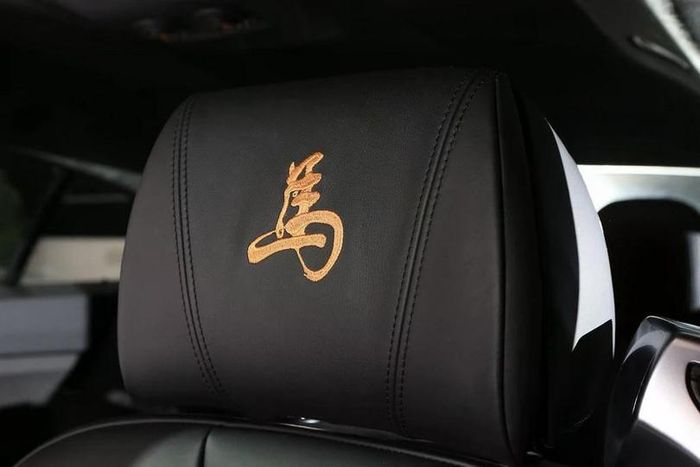 Ngoài ra, các tín đồ tốc độ có thể lựa chọn mẫu xe hiệu năng cao BMW M6 Gran Coupe Horse Edition với chữ "Mã" được thêu cách điệu trên tựa đầu.