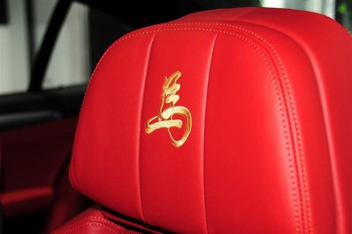 BMW M5 Horse Edition cũng có họa tiết trang trí tương tự trên tựa đầu. Hãng xe đến từ Đức không công bố số lượng sản xuất của các phiên bản trên.