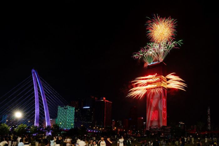 Hàng ngàn người chứng kiến khoảnh khắc pháo hoa rực sáng đêm giao thừa tại Saigon Marina IFC.