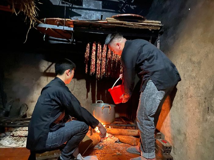  Sau khi lấy nước về, người Tày và người Nùng ở Bắc Hà sẽ đun nước pha trà đón năm mới. 