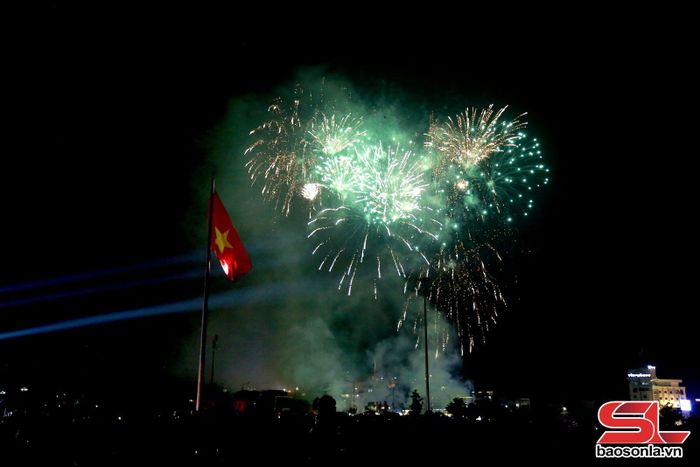 Màn pháo hoa đêm giao thừa.