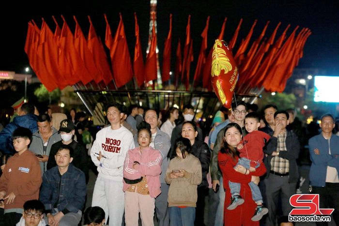 Đông đảo nhân dân đến xem Chương trình nghệ thuật.