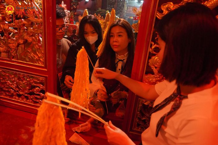 Cũng theo ông Phạm Văn Hiến, nếu ai xin được giò hoa tre của Thánh Gióng sẽ mang về dâng lên bàn thờ để xin mùa màng bội thu, sức khỏe dồi dào và gặp nhiều may mắn trong cuộc sống hàng ngày