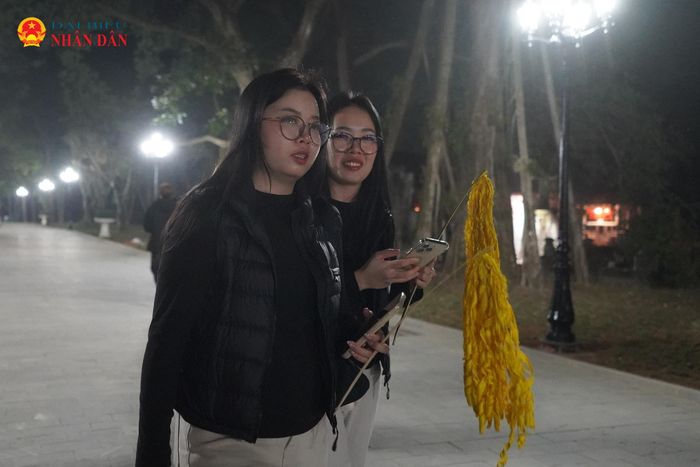 Một số bạn trẻ tỏ ra vui vẻ, phấn khởi khi xin được lộc giò hoa tre