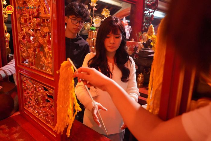 Trong đêm giao thừa, nhà đền phát khoảng 3000 giò hoa tre cho du khách thập phương đến xin lộc tại đền thờ Đức Thánh Phù Đổng Thiên Vương