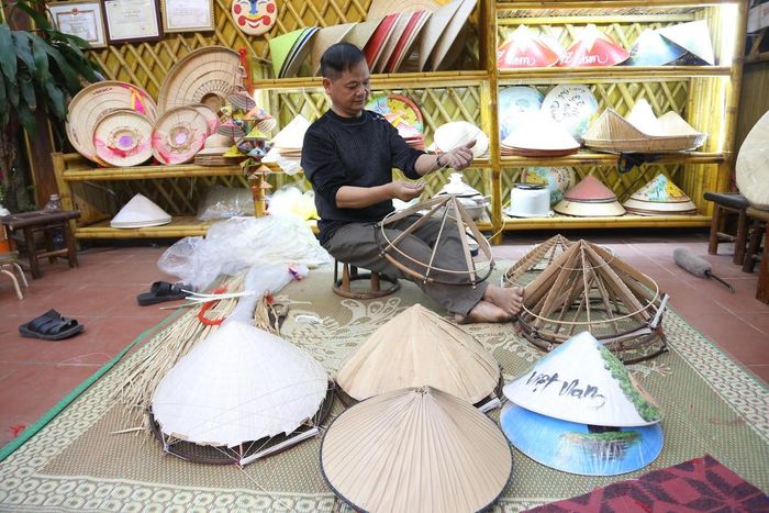 Đến đây những ngày giáp Tết, du khách không chỉ được chiêm ngưỡng những chiếc nón lá trắng tinh, thanh thoát, mà còn có dịp cảm nhận nhịp sống làng nghề truyền thống vẫn bền bỉ qua bao thế hệ.