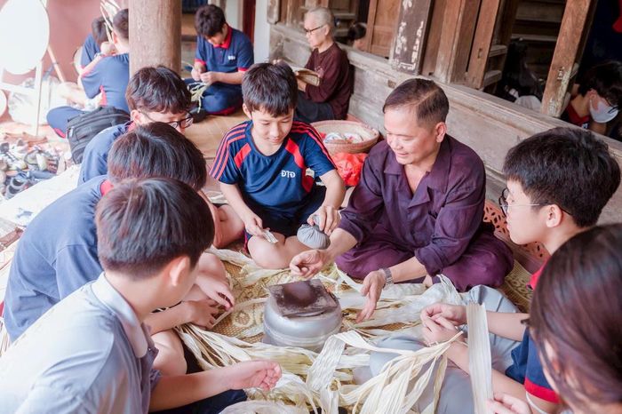 Phiên chợ nón làng Chuông họp vào các ngày chẵn âm lịch là một nét văn hóa độc đáo, nơi sắc trắng của nón hòa quyện với sắc màu của phiên chợ quê, tạo nên bức tranh đời sống sinh động.