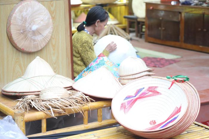 Với người dân làng Chuông, phát triển du lịch chỉ là một phần trong hoạt động của làng nghề.