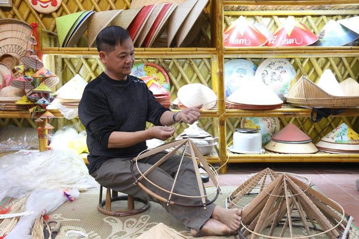 Đôi bàn tay khéo léo của người thợ nơi đây đã dệt nên hàng vạn chiếc nón tỏa đi khắp mọi miền Tổ quốc và vươn tầm quốc tế. Nghề làm nón không chỉ tạo việc làm, thu nhập cho người dân nông thôn mà còn là sợi dây kết nối, bảo tồn những giá trị văn hóa tinh túy của vùng đất Thanh Oai.