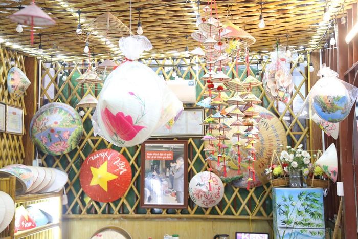 Du lịch làng nghề Hà Nội không đơn thuần là tham quan, mua sắm mà là một hành trình trải nghiệm văn hóa sâu sắc, nơi du khách được tận mắt chứng kiến sự tài hoa của các nghệ nhân và lắng nghe những câu chuyện nghề đầy cảm xúc.