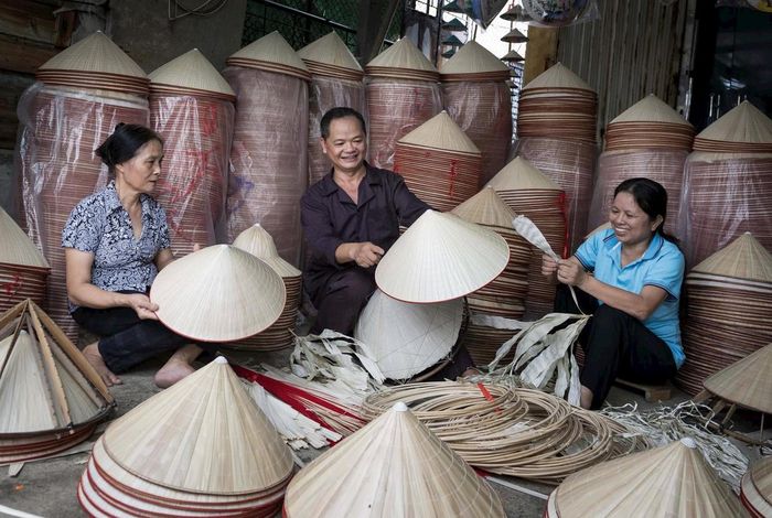Hà Nội – mảnh đất ngàn năm văn hiến không chỉ ghi dấu bởi những di tích lịch sử trầm mặc, những con phố cổ rêu phong, mà còn là cái nôi của hàng trăm làng nghề truyền thống. Trải qua bao thăng trầm của lịch sử, các làng nghề vẫn bền bỉ giữ lửa nghề, tạo nên những sản phẩm thủ công tinh xảo, kết tinh trí tuệ, tâm hồn và hồn cốt văn hóa của dân tộc Việt Nam.