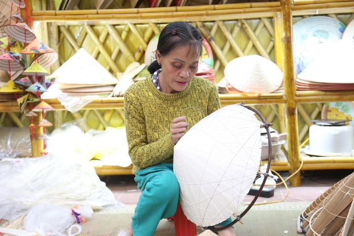 Theo các bậc cao niên trong làng, nghề làm nón Chuông đã có lịch sử hàng trăm năm, thậm chí còn lâu đời hơn nữa. Nguồn gốc cụ thể của nghề đến nay không ai còn nhớ rõ, chỉ biết rằng qua bao thế hệ, người dân làng Chuông vẫn bền bỉ gìn giữ và truyền lại nghề cho con cháu.