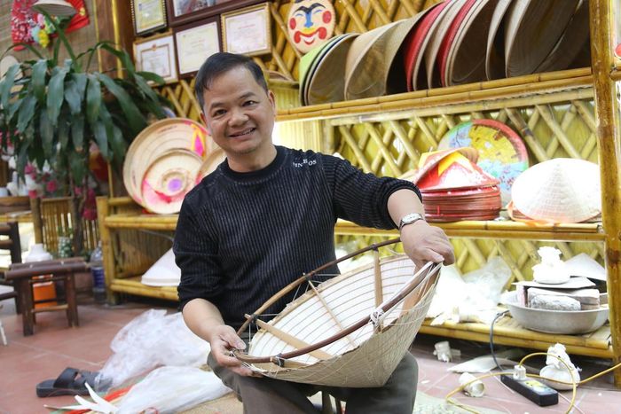 Nửa thế kỷ qua, tại làng Chuông (xã Thanh Oai, Hà Nội), nghệ nhân Lê Văn Tuy vẫn miệt mài bên vành tre, lá cọ... gắn bó với nghề làm nón lá. Với ông, giữ nghề không chỉ để mưu sinh, mà còn giữ hồn cốt của làng Chuông - mảnh đất hơn 300 tuổi gắn bó với nghề làm nón lá truyền thống.
