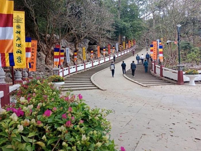 Trước ngày khai hội, lượng du khách hành hương về chùa Hương đang tăng dần. Ảnh: VB
