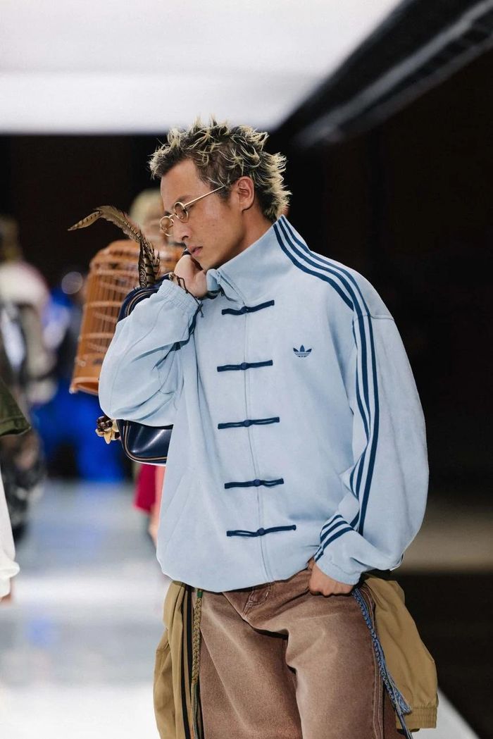 Người mẫu trình diễn Chinese Track Top tại Tuần lễ Thời trang Thượng Hải. Ảnh: Adidas.