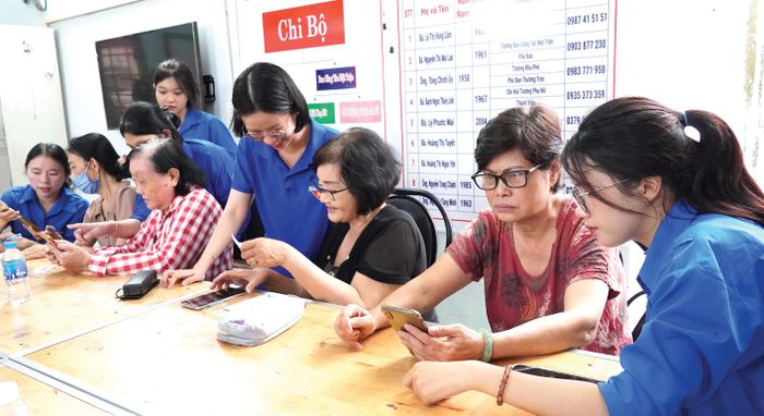 Đoàn viên thanh niên phường Thủ Đức (TPHCM) hỗ trợ người dân khu phố 20 cài đặt, sử dụng các ứng dụng trên nền tảng số
