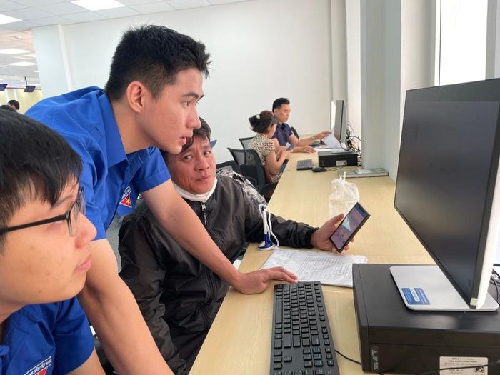 Thanh niên tình nguyện hướng dẫn người dân làm các thủ tục hành chính trực tuyến.