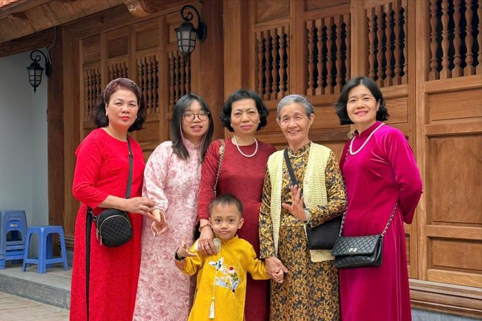 Cô Nhã (đầu tiên bên trái) đi chùa vãn cảnh đầu năm cùng gia đình. Ảnh: NVCC