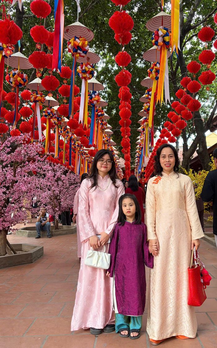 Lê Thảo Nguyên du xuân cùng mẹ. Ảnh: NVCC