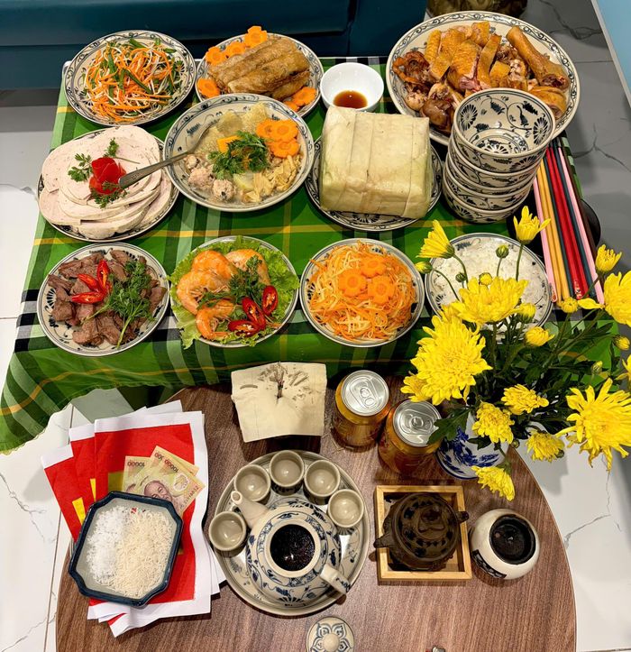 Mâm cơm cúng sáng mùng 2 do Thảo Nguyên tự tay chuẩn bị. Ảnh: NVCC