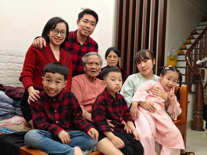 Anh Trí cùng vợ và gia đình. Ảnh: NVCC