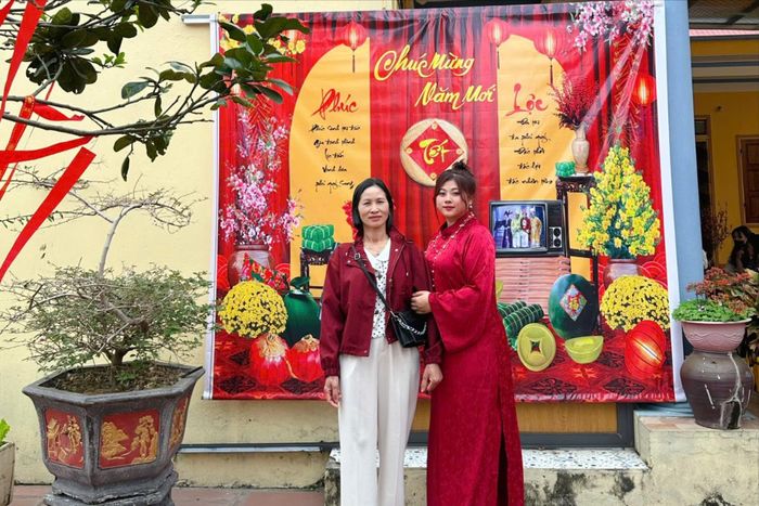 Chị Bình và mẹ. Ảnh: NVCC