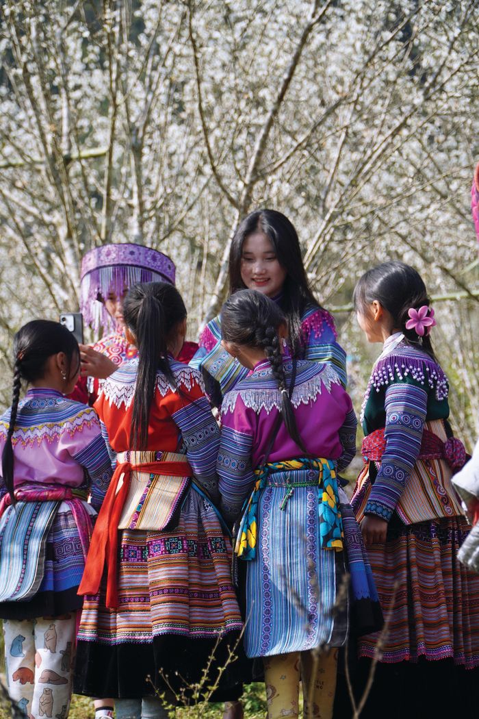 Những cô gái và em bé H’mông vui xuân ngày Tết. Ảnh: Ly Seo Súng.