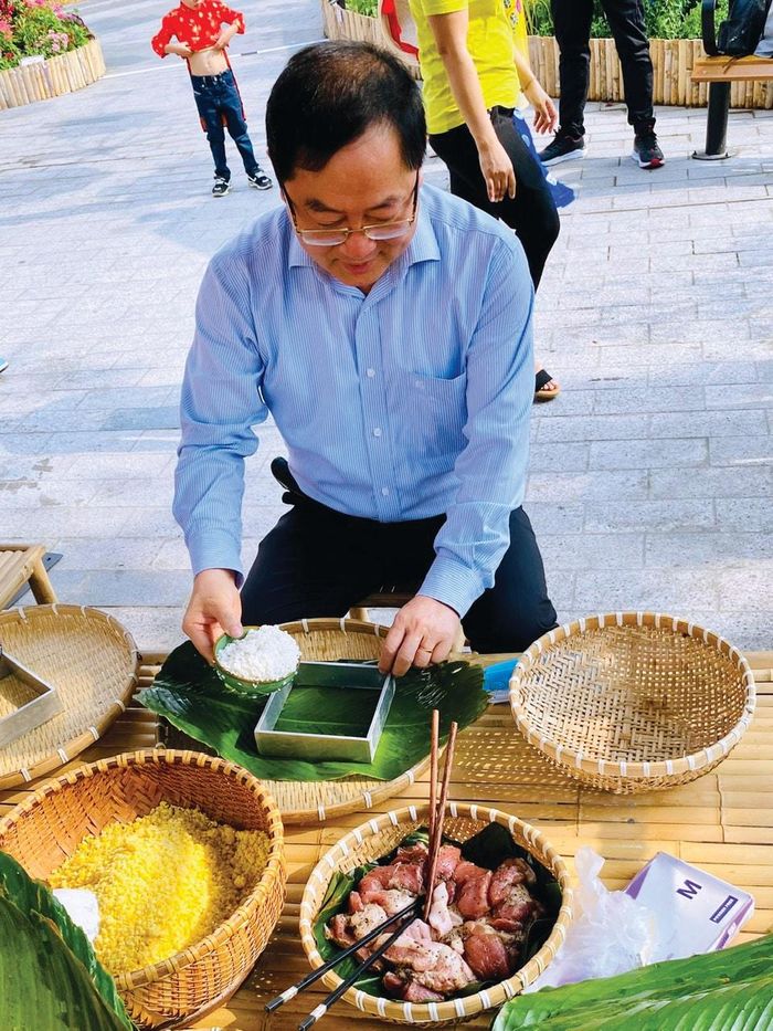 Tác giả Lê Xuân Sơn gói bánh chưng.