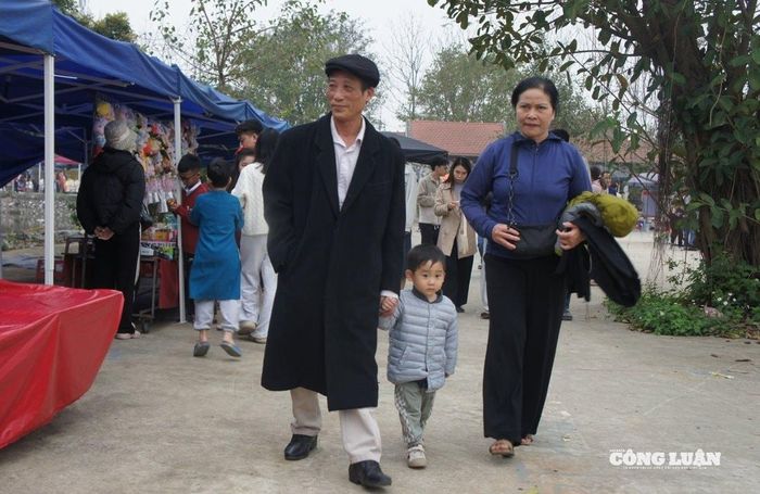 Thời tiết ngày mùng 2 Tết rất đẹp, thuận lợi cho người dân và du khách đến vãn cảnh chùa và dâng hương, cầu bình an và may mắn cho năm mới.