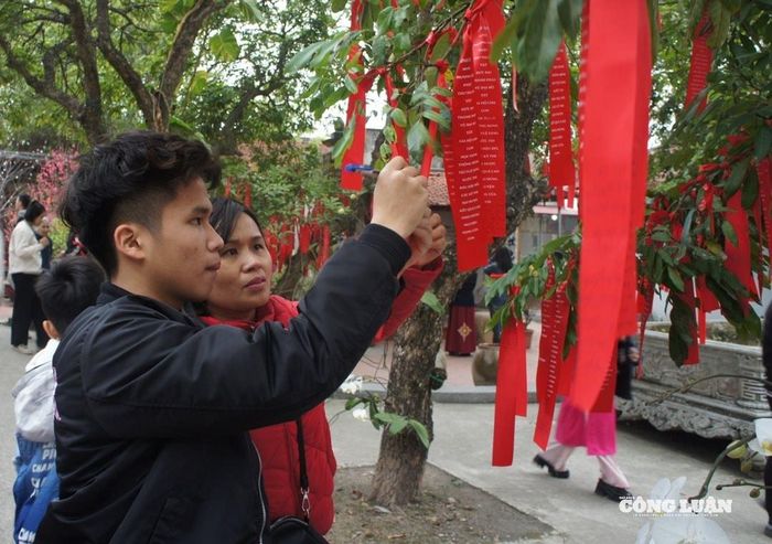 Chùa Đậu là địa điểm được nhiều bạn trẻ tới dâng lễ cầu may cho kỳ thi sắp tới