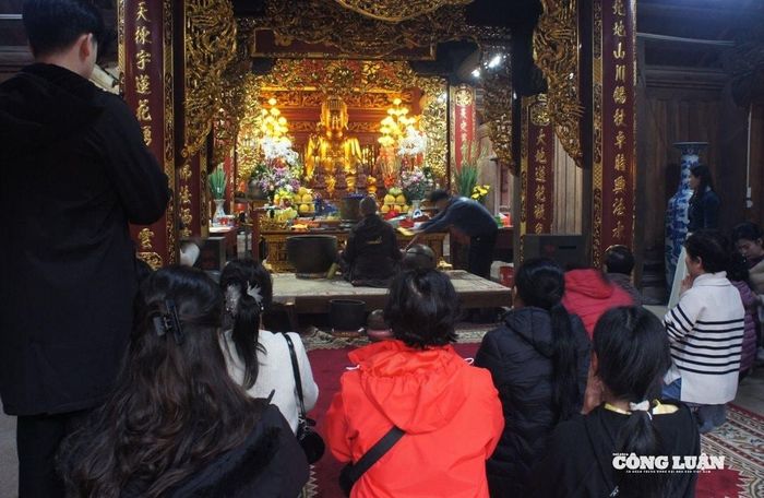 Khói hương nghi ngút hòa cùng tiếng chuông chùa tạo nên không gian trầm mặc, linh thiêng