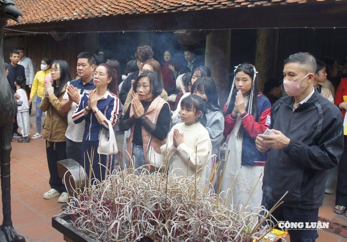 Dòng người tấp nập không chỉ phản ánh nhu cầu sinh hoạt tâm linh mà còn gửi gắm ước mong về một năm mới bình an, thuận lợi và an vui
