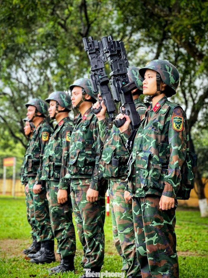 Thượng úy Thùy Dung (ngoài cùng bên phải) chuẩn bị lên tuyến bắn.