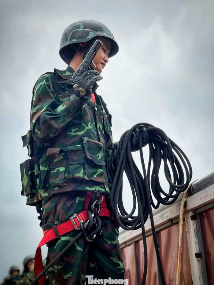 Thượng úy Thùy Dung chuẩn bị đổ treo trên nóc nhà 4 tầng.