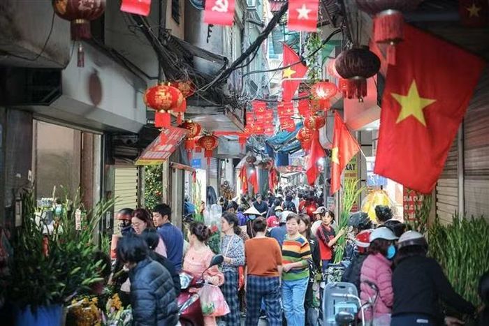 Các chợ truyền thống nhộn nhịp người mua, người bán trong phiên chợ cuối cùng năm Ất Tỵ. Ảnh: Hoàng Hiếu/TTXVN