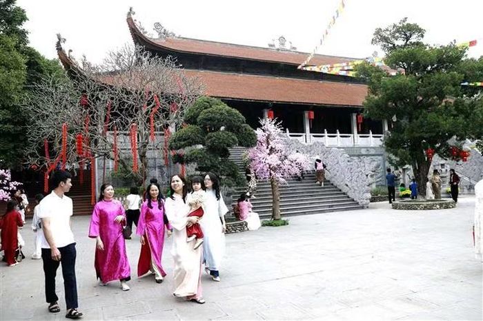 Đông đảo người dân và du khách thập phương đến vãn cảnh, dâng hương cầu bình an đầu năm. Ảnh: Hoàng Hùng/TTXVN
