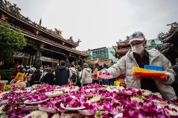 Cầu nguyện và dâng lễ vật tại chùa ở Đài Bắc, Đài Loan (Trung Quốc). Ảnh: EPA