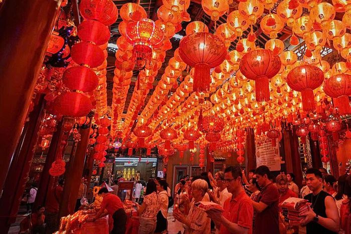 Người dân đi lễ chùa đầu năm ở Bangkok, Thái Lan. Ảnh: AP