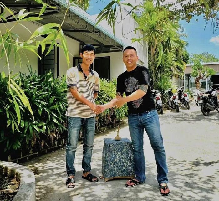  Nghệ nhân vui mừng vì chim chào mào của mình được anh Hoàng Huy chữa khỏi bệnh. Ảnh: Ngọc Sang 