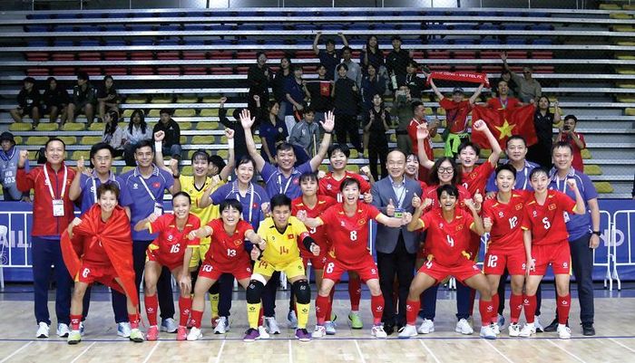 Lần đầu tiên đội tuyển futsal nữ vô địch SEA Games. Ảnh: ĐỨC THIỆN