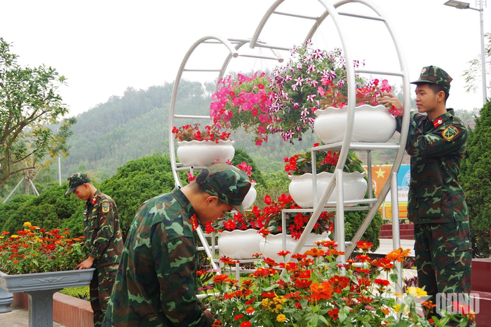 Cán bộ, chiến sĩ Lữ đoàn Pháo binh 454 củng cố cảnh quan đơn vị chuẩn bị đón Xuân.