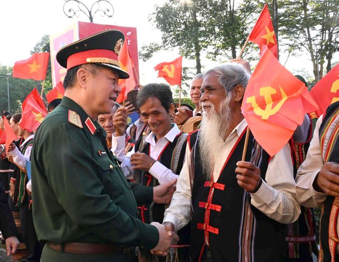 Đại tướng Nguyễn Trọng Nghĩa và các già làng, trưởng bản, trưởng thôn, người có uy tín, chức sắc tôn giáo tiêu biểu trên địa bàn Tây Nguyên, tháng 12-2025. Ảnh: NGUYỄN ANH SƠN