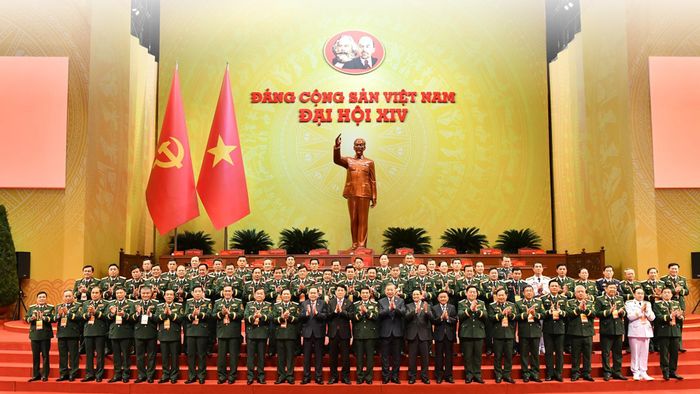 Các đại biểu đoàn Quân đội dự Đại hội XIV của Đảng chụp ảnh cùng Lãnh đạo Đảng, Nhà nước.