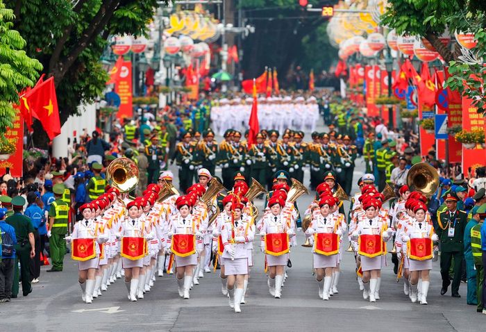 Hàng nghìn nữ quân nhân, nữ dân quân tự vệ suốt vài tháng không về nhà, vất vả luyện tập trong điều kiện thời tiết khắc nghiệt, nhiều đồng chí phải gửi con thơ nhờ ông bà nội, ngoại chăm sóc... nhưng vẫn vượt qua tất cả.