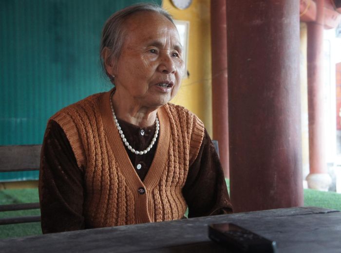 Bà Đặng Thị Thẩm, một trong những giọng chèo có tiếng của làng, nay đã 80 tuổi.