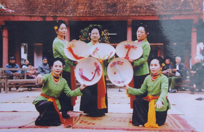 Chiếu chèo làng Đặng trình diễn trên sân đình làng.