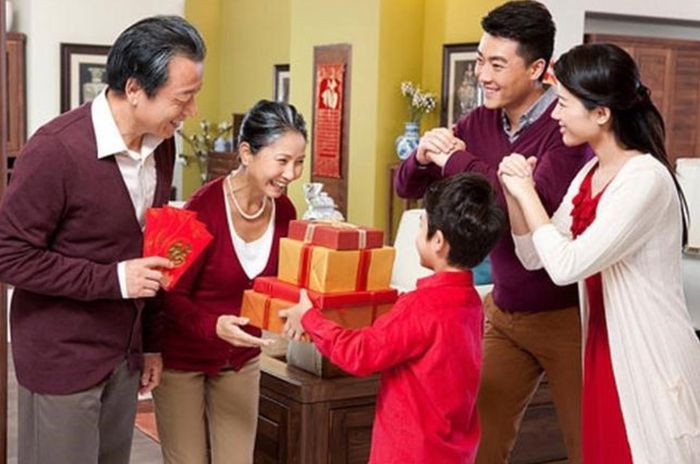 Chúc Tết bắt đầu từ sáng mùng 1 theo quy tắc đi thăm hỏi người có vị trí cao nhất trong dòng tộc, thân tín nhất trước. Ảnh: T.L