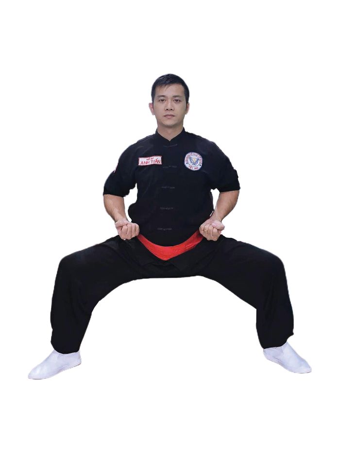Võ sư Đỗ Anh Tuấn - Môn phái Thiếu Lâm Tây Sơn biểu diễn bộ ngựa: Trung bình tấn (Tấn pháp này là Mã bộ trong Võ thuật Trung Hoa).