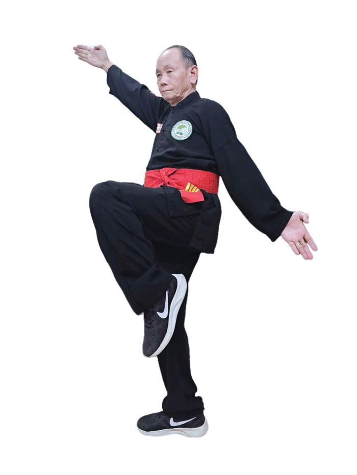 Đại Võ sư Tấn Vương - Chưởng môn phái Thiếu Lâm Tây Sơn biểu diễn thế: Tẩu Mã Dương Tiên (trong bài Ngọc Trản Quyền).